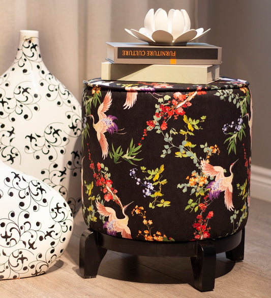 Siyah Kuş Detaylı Ahşap Ayaklı Puf